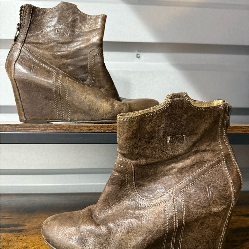 FRYE Women's Carson Wedge Bootie Size 10M Dark Taupe Leather Back Zipper Boho